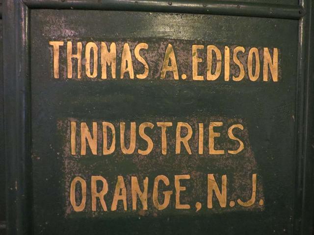 Thomas Alba Edison uno de los pioneros de la electricidad empleó camiones eléctricos en sus industrias.